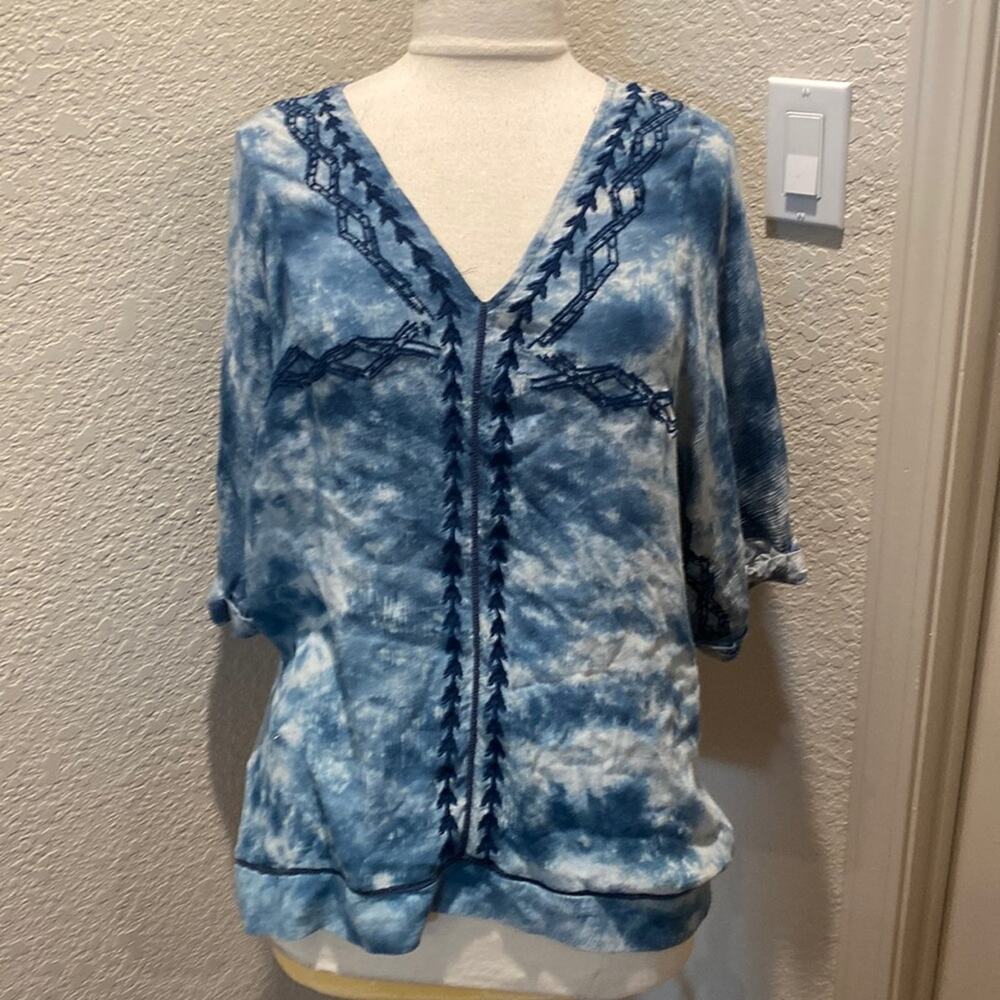 Free People Blue & White Tie Dye Embroidered V-Neck Flowy Boho Blouse EUC Sz Sm